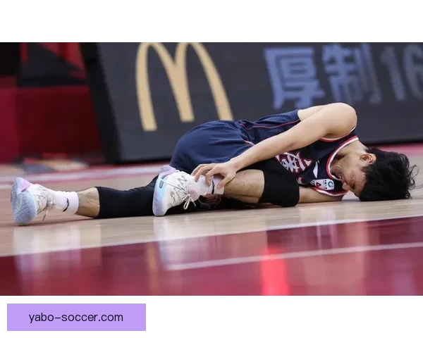 比塔泽犯规导致兰代尔脚踝高位扭伤预计缺阵两周以上 比塔泽犯规导致兰代尔脚踝高位扭伤预计缺阵两周以上